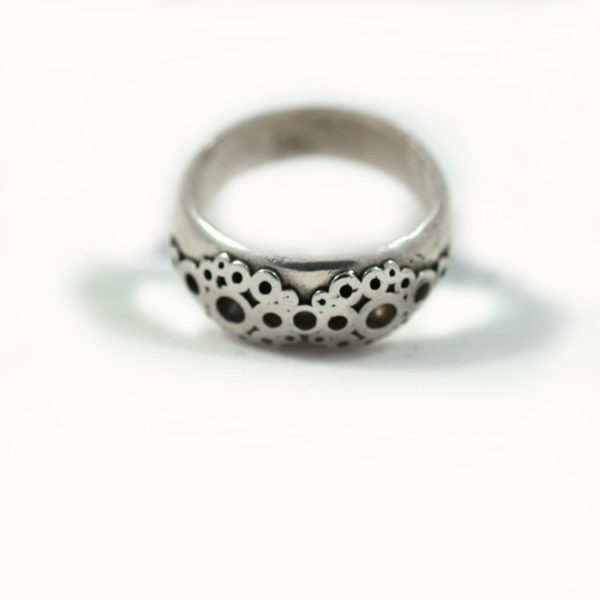 Silver ring Damask stitch